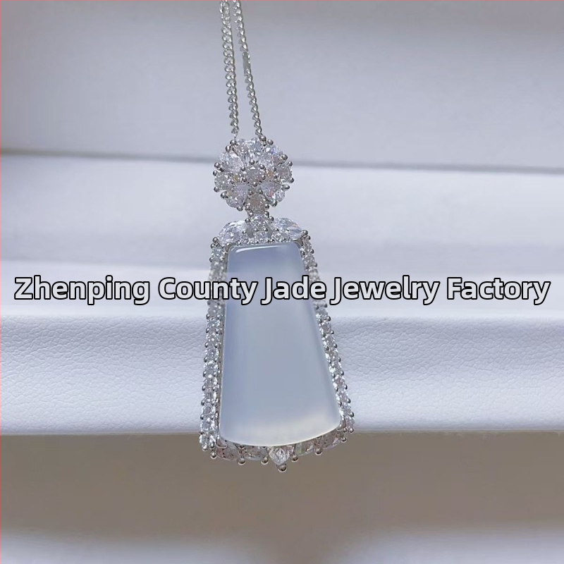 Kvarcinio chalcedono kvadratinis pakabukas, sidabru dengtas įterpimu, natūralus medžiaga, aiškumas Si2