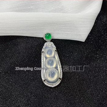 Pakabukas iš chalcedono su įterpta technika, natūralus akmuo, VS2 skaidrumas, nereguliari forma