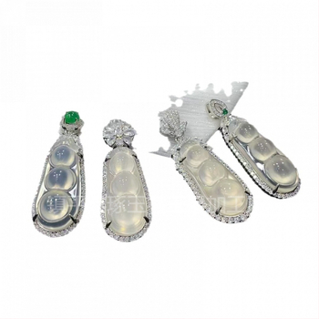 Pakabukas iš chalcedono su įterpta technika, natūralus akmuo, VS2 skaidrumas, nereguliari forma