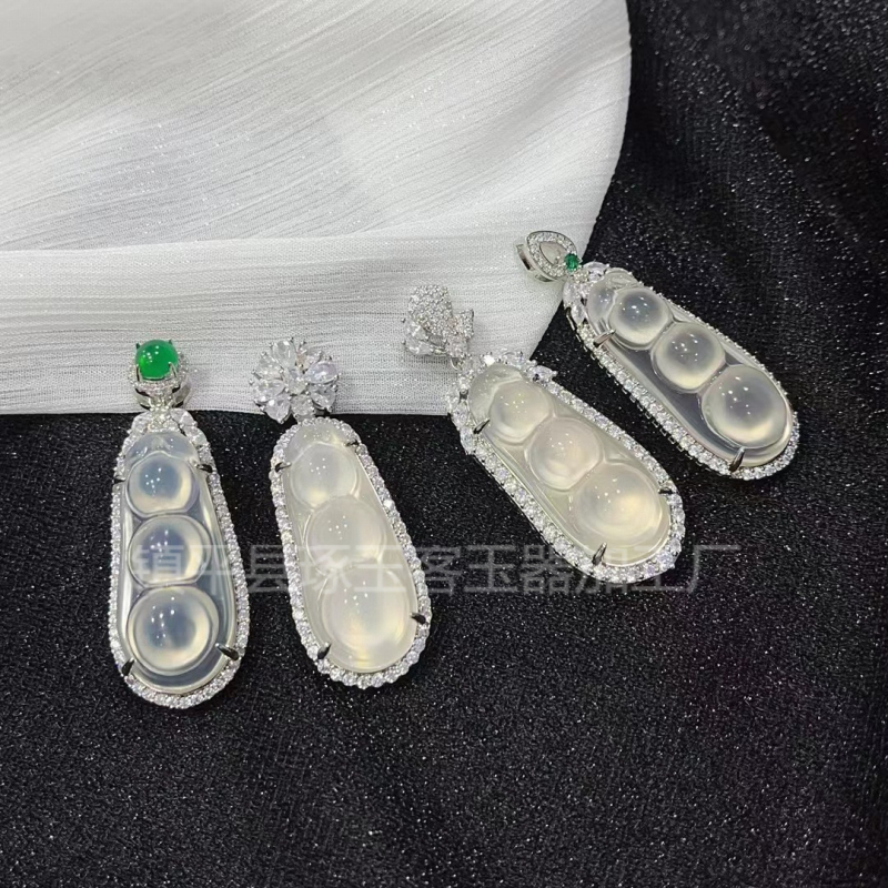 Pakabukas iš chalcedono su įterpta technika, natūralus akmuo, VS2 skaidrumas, nereguliari forma