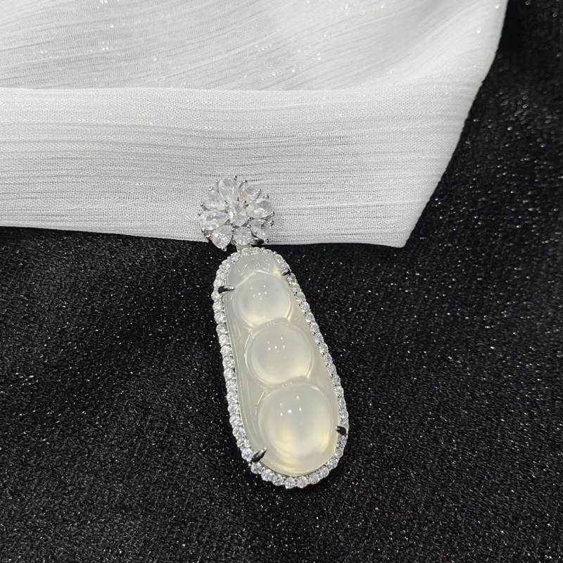 Pakabukas iš chalcedono su įterpta technika, natūralus akmuo, VS2 skaidrumas, nereguliari forma