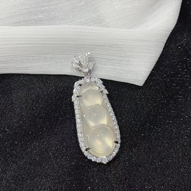 Pakabukas iš chalcedono su įterpta technika, natūralus akmuo, VS2 skaidrumas, nereguliari forma