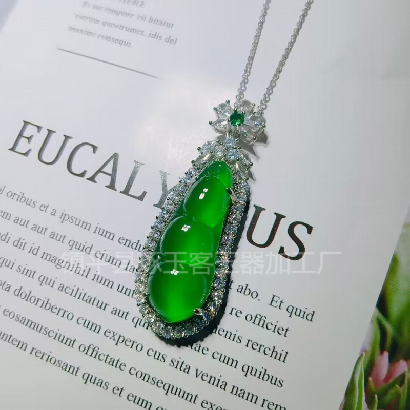 Pakabukas iš chalcedono su įterpta technika, natūralus akmuo, VS2 skaidrumas, nereguliari forma