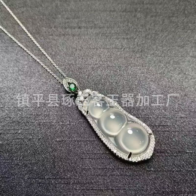 Pakabukas iš chalcedono su įterpta technika, natūralus akmuo, VS2 skaidrumas, nereguliari forma