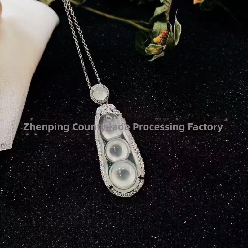 Pakabukas iš chalcedono su įterpta technika, natūralus akmuo, VS2 skaidrumas, nereguliari forma