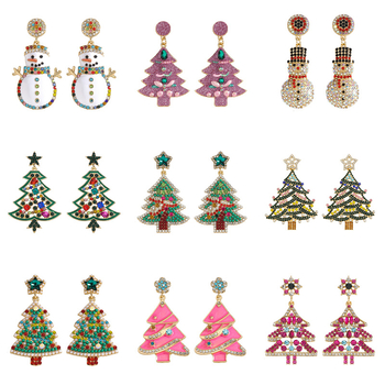 Dvacaman ģeometriskie auskari no sakausējuma — sniegavīra un Ziemassvētku eglītes motīvi, piecu punktu zvaigzne, rudens 2025, viegls luksusa stils