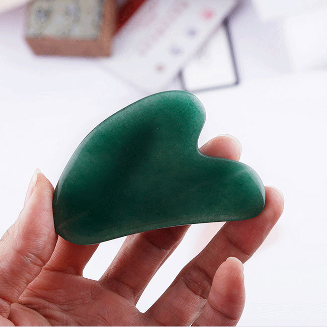 Širdies formos gua sha plokštė iš miltelinio kristalo veido masažui