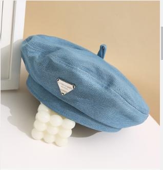 Moteriška dailininkės kepurė iš medvilnės, satino audinys, kupolo viršus, raidžių raštas