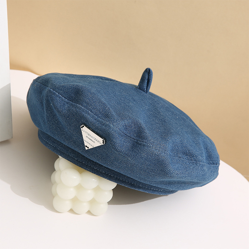 Moteriška dailininkės kepurė iš medvilnės, satino audinys, kupolo viršus, raidžių raštas