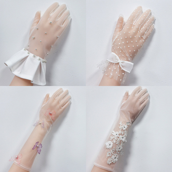 Menyasszonyi kesztyű hálóanyagból, gyöngyös csipkével