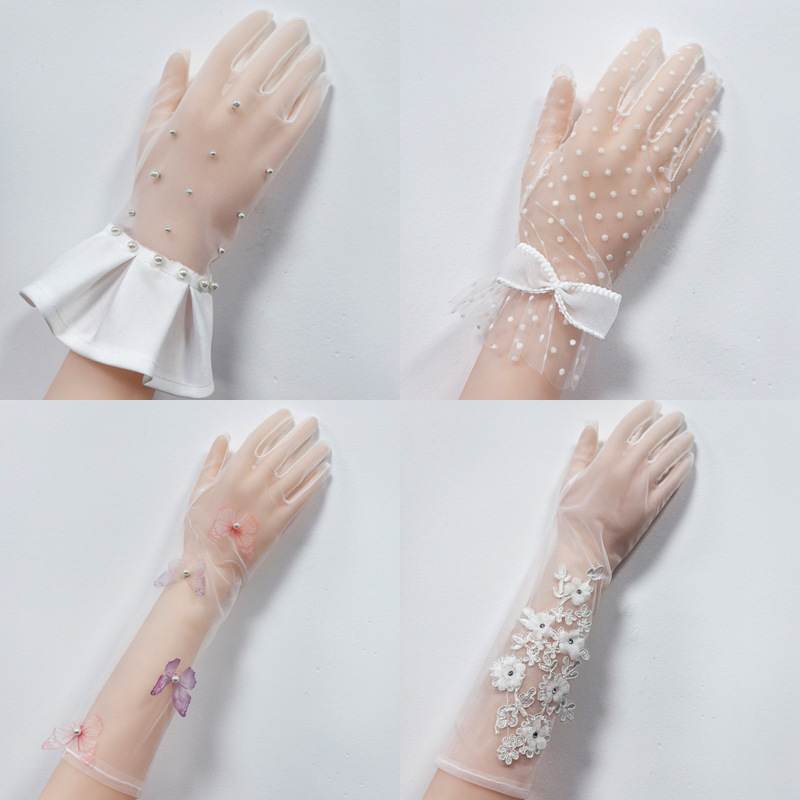 Menyasszonyi kesztyű hálóanyagból, gyöngyös csipkével