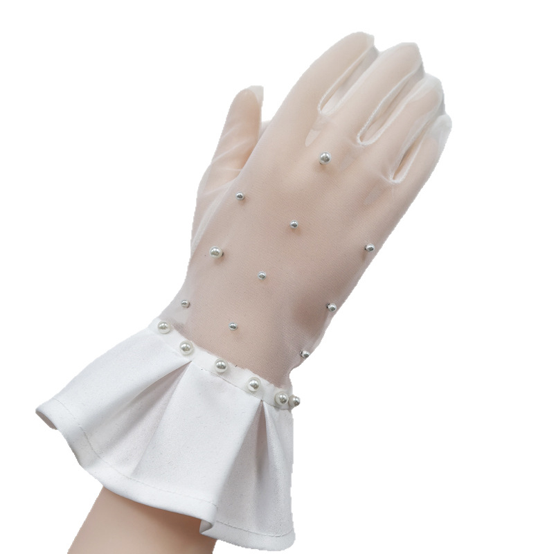 Menyasszonyi kesztyű hálóanyagból, gyöngyös csipkével