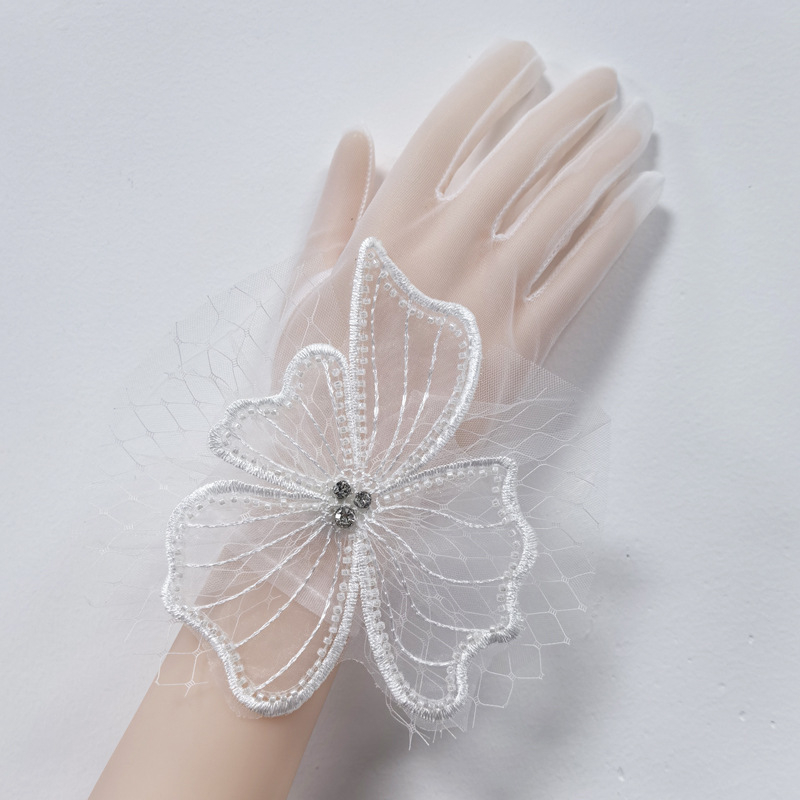 Menyasszonyi kesztyű hálóanyagból, gyöngyös csipkével