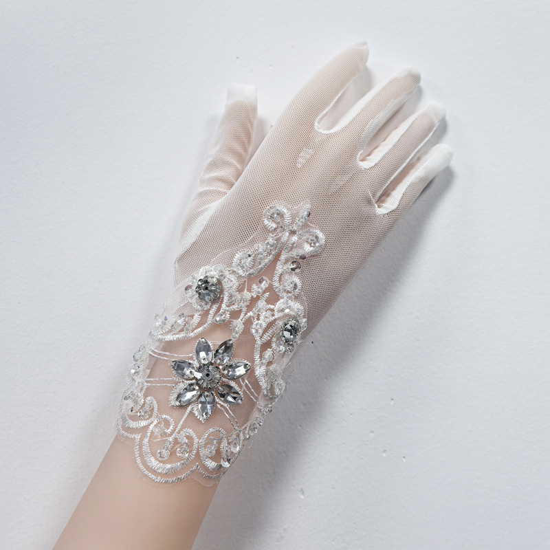 Menyasszonyi kesztyű hálóanyagból, gyöngyös csipkével