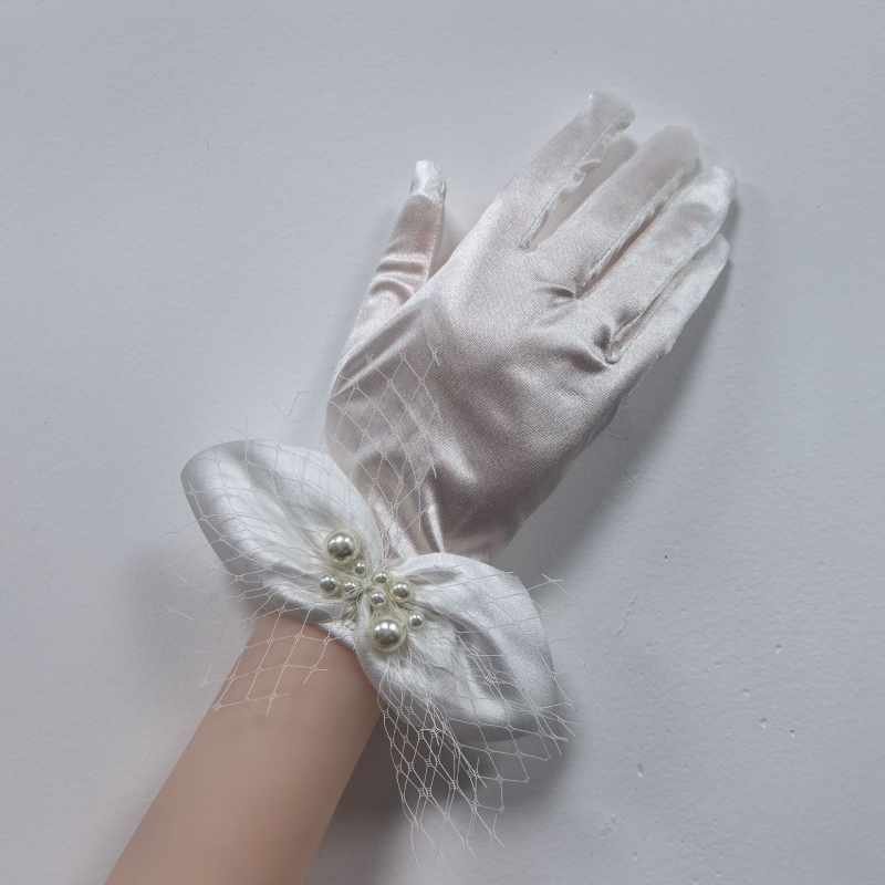 Menyasszonyi kesztyű hálóanyagból, gyöngyös csipkével