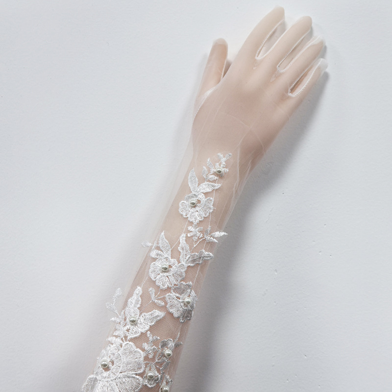 Menyasszonyi kesztyű hálóanyagból, gyöngyös csipkével