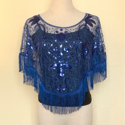 Kapucnis hálókendő geometriai hímzéssel — poliészter, kézi horgolásos szövés, díszítés