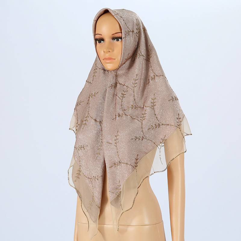 Fejkendő bark-textúrájú patchwork textúrával, retro etno stílusú négyszögletes kendő, hőhatású strassz díszítéssel, napsugár elleni védelem