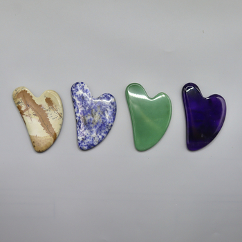 Jade masažo plokštelė su V formos pirštu veidui ir kūnui – poliruota natūralus nefritas, netaisyklingos formos, 99,9% grynumas