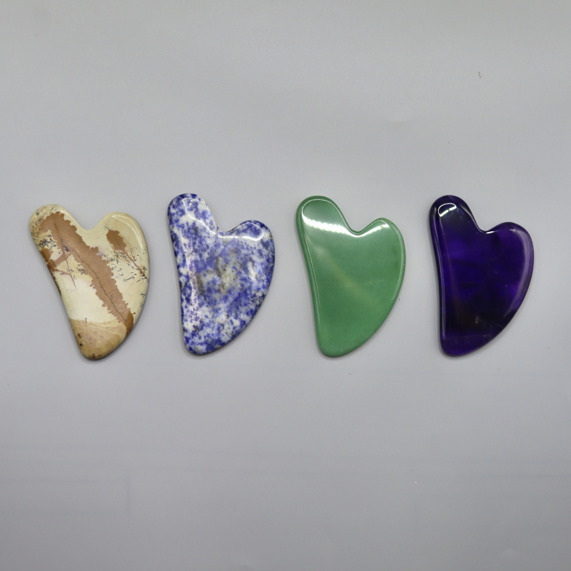 Jade masažo plokštelė su V formos pirštu veidui ir kūnui – poliruota natūralus nefritas, netaisyklingos formos, 99,9% grynumas