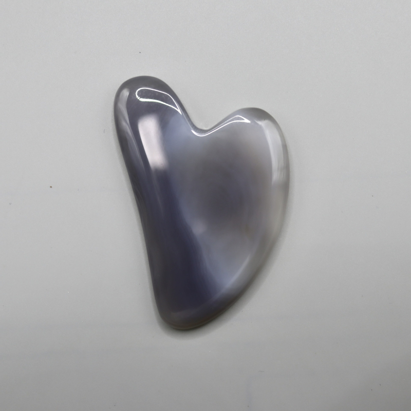 Jade masažo plokštelė su V formos pirštu veidui ir kūnui – poliruota natūralus nefritas, netaisyklingos formos, 99,9% grynumas