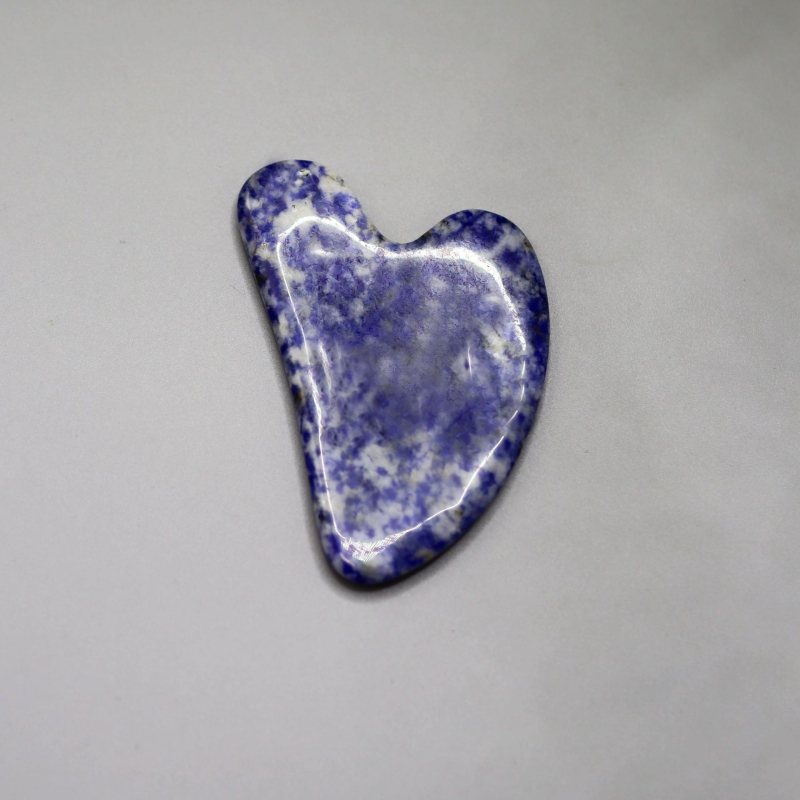 Jade masažo plokštelė su V formos pirštu veidui ir kūnui – poliruota natūralus nefritas, netaisyklingos formos, 99,9% grynumas