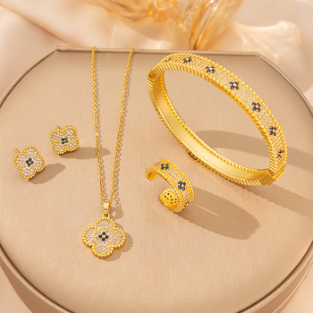 Nyaklánc titánium acél lánccal, medál rézbevonat cirkóniával, négylevelű lóhere alakú virág, valódi arany bevonattal, tömeg 6 g