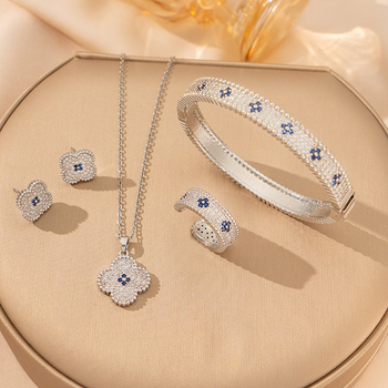 Nyaklánc titánium acél lánccal, medál rézbevonat cirkóniával, négylevelű lóhere alakú virág, valódi arany bevonattal, tömeg 6 g