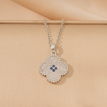 Nyaklánc titánium acél lánccal, medál rézbevonat cirkóniával, négylevelű lóhere alakú virág, valódi arany bevonattal, tömeg 6 g