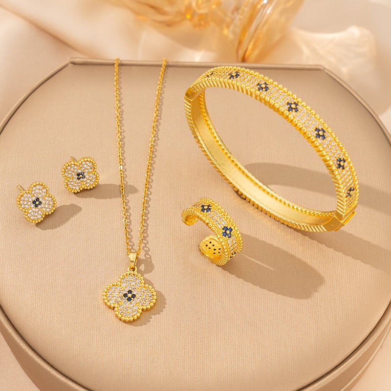 Nyaklánc titánium acél lánccal, medál rézbevonat cirkóniával, négylevelű lóhere alakú virág, valódi arany bevonattal, tömeg 6 g