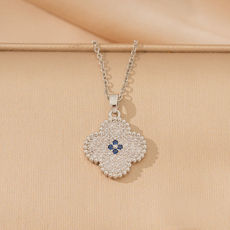 Nyaklánc titánium acél lánccal, medál rézbevonat cirkóniával, négylevelű lóhere alakú virág, valódi arany bevonattal, tömeg 6 g