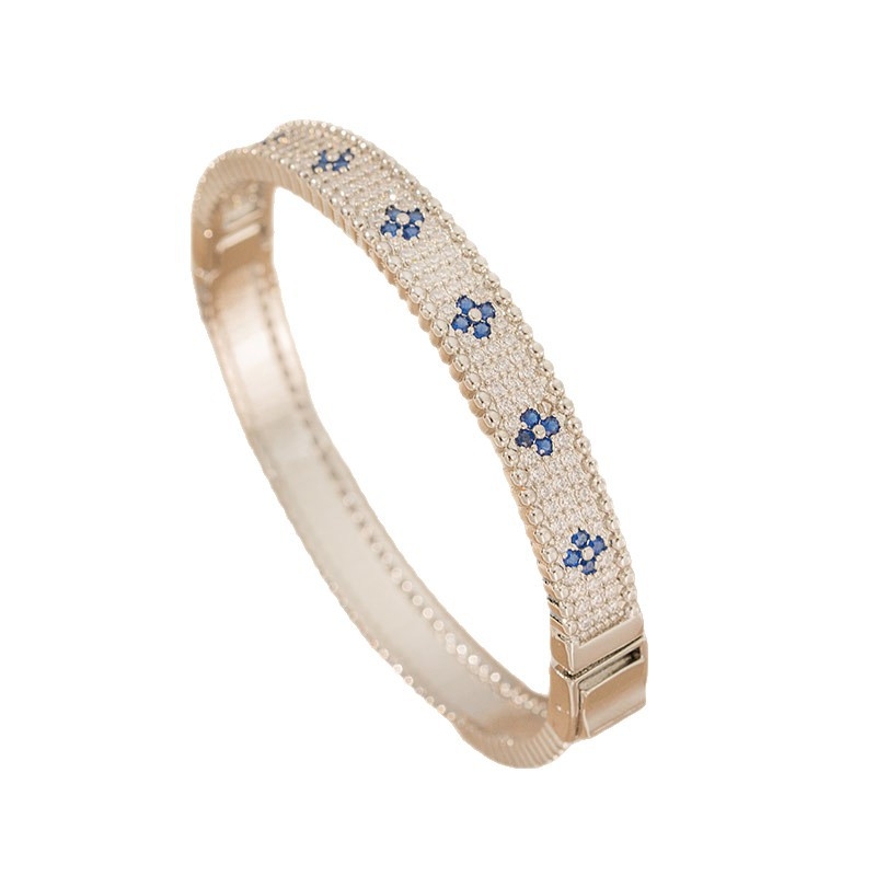 Nyaklánc titánium acél lánccal, medál rézbevonat cirkóniával, négylevelű lóhere alakú virág, valódi arany bevonattal, tömeg 6 g