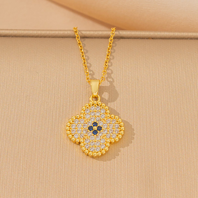 Nyaklánc titánium acél lánccal, medál rézbevonat cirkóniával, négylevelű lóhere alakú virág, valódi arany bevonattal, tömeg 6 g