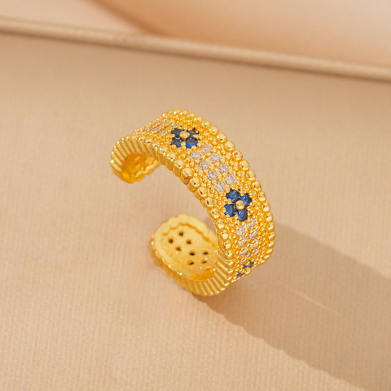 Nyaklánc titánium acél lánccal, medál rézbevonat cirkóniával, négylevelű lóhere alakú virág, valódi arany bevonattal, tömeg 6 g