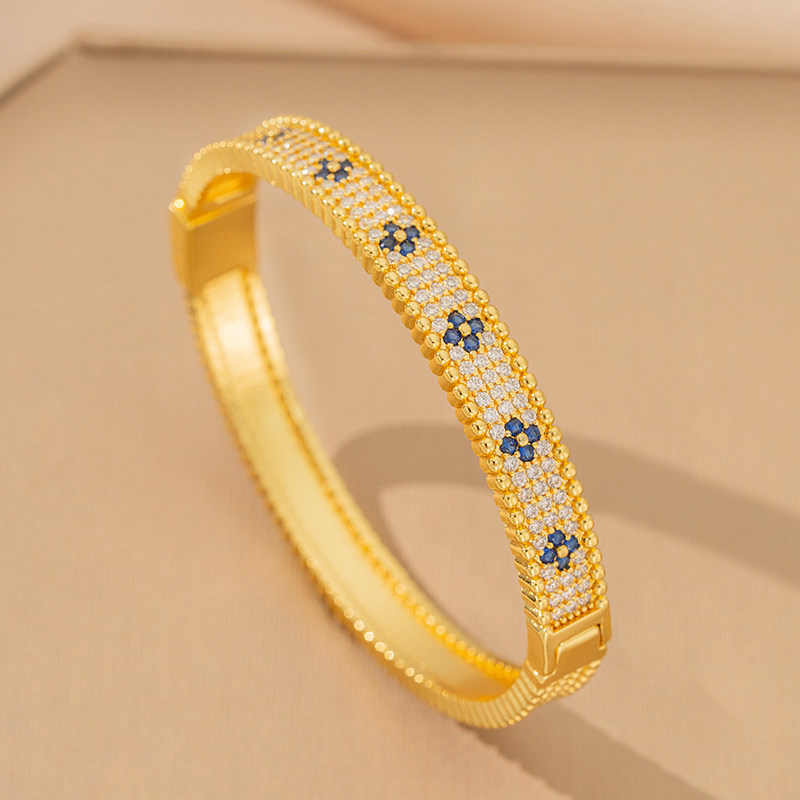 Nyaklánc titánium acél lánccal, medál rézbevonat cirkóniával, négylevelű lóhere alakú virág, valódi arany bevonattal, tömeg 6 g