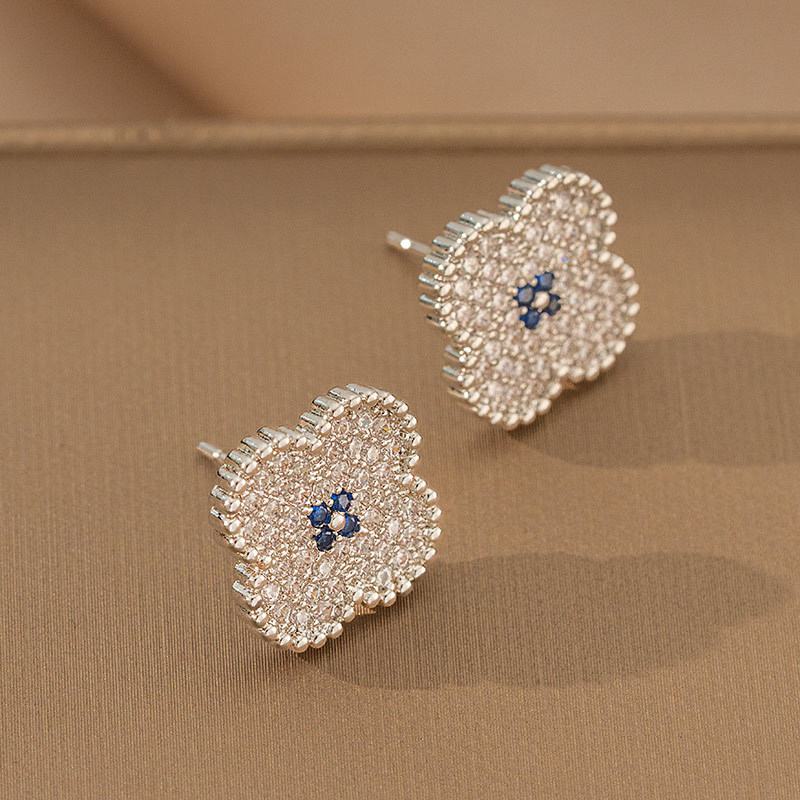 Nyaklánc titánium acél lánccal, medál rézbevonat cirkóniával, négylevelű lóhere alakú virág, valódi arany bevonattal, tömeg 6 g