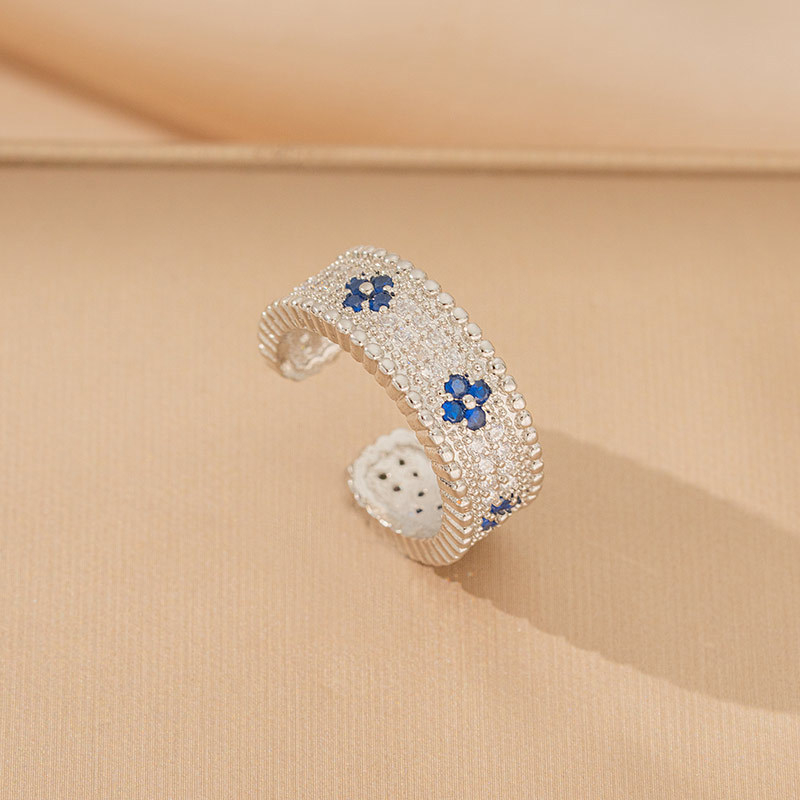 Nyaklánc titánium acél lánccal, medál rézbevonat cirkóniával, négylevelű lóhere alakú virág, valódi arany bevonattal, tömeg 6 g