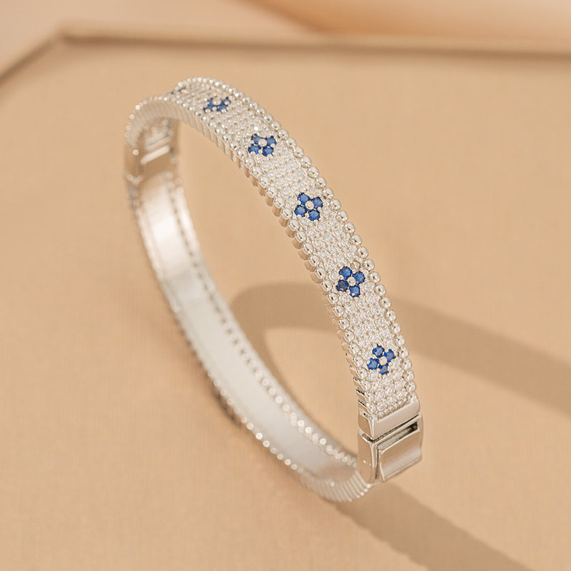 Nyaklánc titánium acél lánccal, medál rézbevonat cirkóniával, négylevelű lóhere alakú virág, valódi arany bevonattal, tömeg 6 g