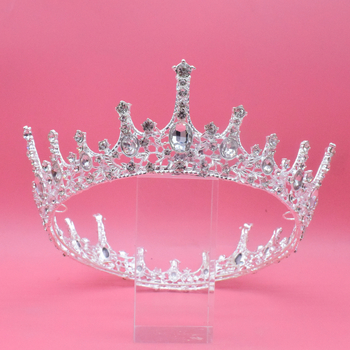 Esküvői barokk korona fejfedő — ötvözet, fehér kristályok, korona forma, női stílus