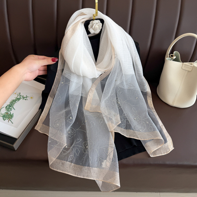 Női fejkendő szintetikus selyemből, kristályokkal és gyöngyökkel díszített, vékony, napsugárvédő funkcióval, eredeti dizájn