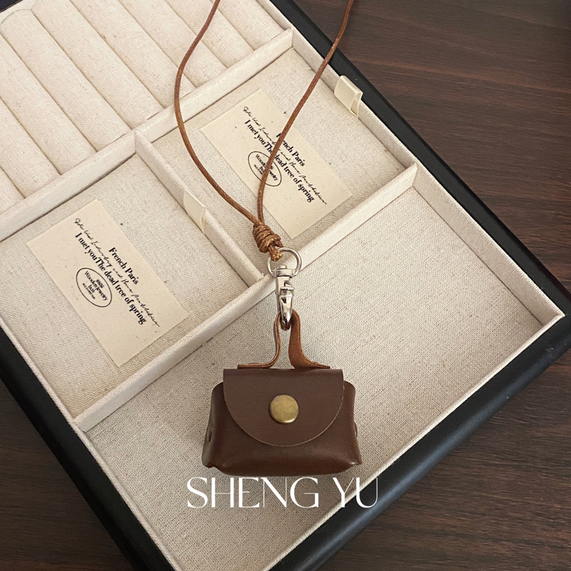 Nyaklánc U-alakú medállal és O-alakú lánccal, ötvözetből, elektroplatírozás, 2024 ősz kiadás