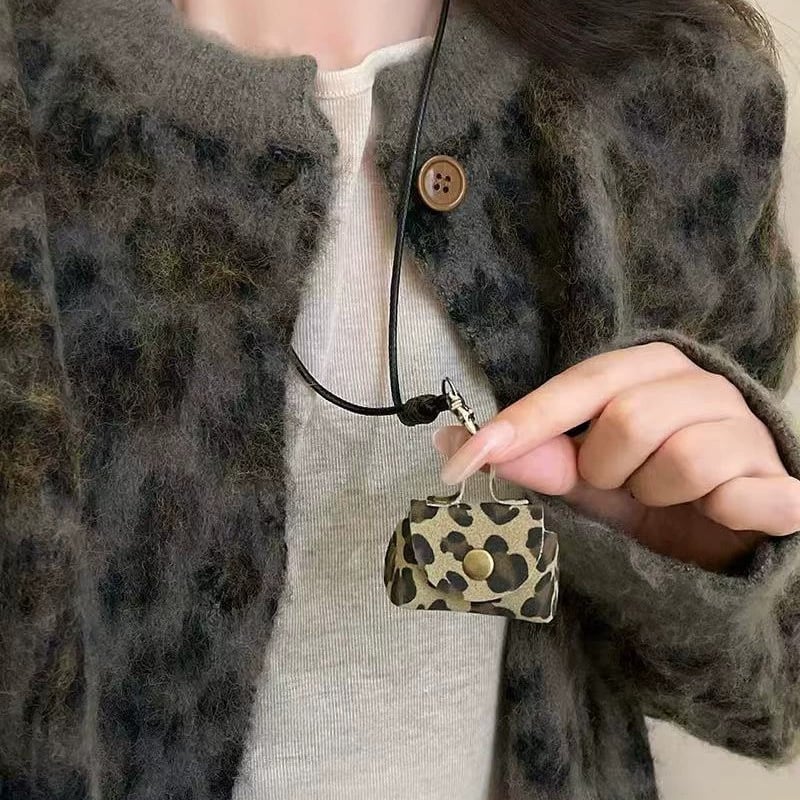 Nyaklánc U-alakú medállal és O-alakú lánccal, ötvözetből, elektroplatírozás, 2024 ősz kiadás