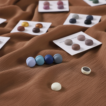 Apaļā magnētiskā šalles sprādze – sakausējums, vienkāršs sieviešu stils, lakota virsma, četru gabalu komplekts