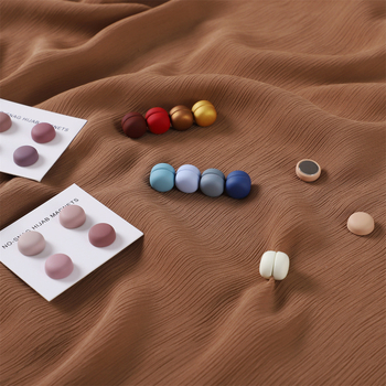 Apaļā magnētiskā šalles sprādze – sakausējums, vienkāršs sieviešu stils, lakota virsma, četru gabalu komplekts