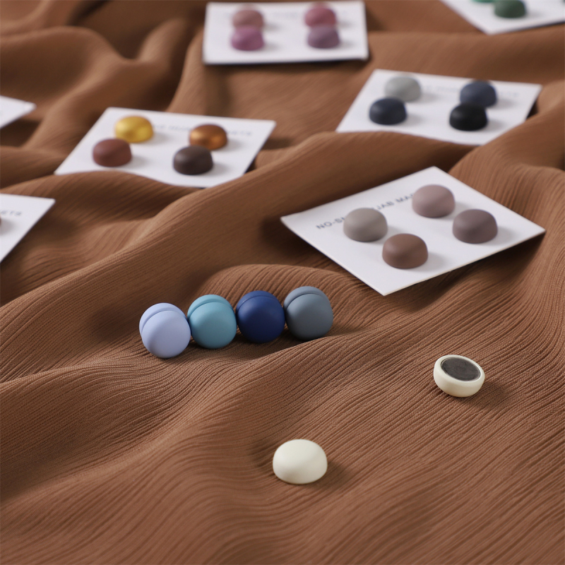 Apaļā magnētiskā šalles sprādze – sakausējums, vienkāršs sieviešu stils, lakota virsma, četru gabalu komplekts