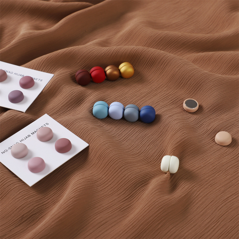 Apaļā magnētiskā šalles sprādze – sakausējums, vienkāršs sieviešu stils, lakota virsma, četru gabalu komplekts