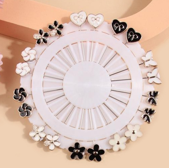 Broš, srcolikog oblika, dijamantima ukrašena, legura, Meiyun, originalni dizajn