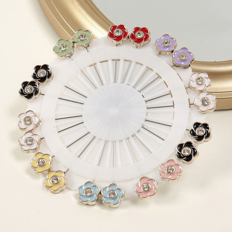 Broš, srcolikog oblika, dijamantima ukrašena, legura, Meiyun, originalni dizajn