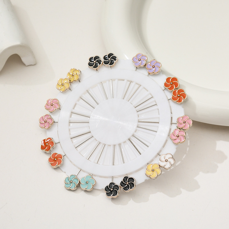 Broš, srcolikog oblika, dijamantima ukrašena, legura, Meiyun, originalni dizajn