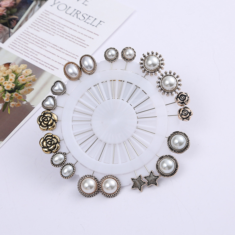 Broš, srcolikog oblika, dijamantima ukrašena, legura, Meiyun, originalni dizajn